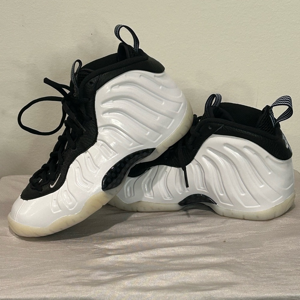 Nike big kids little foamposite Black and White Shoes size 5Y
